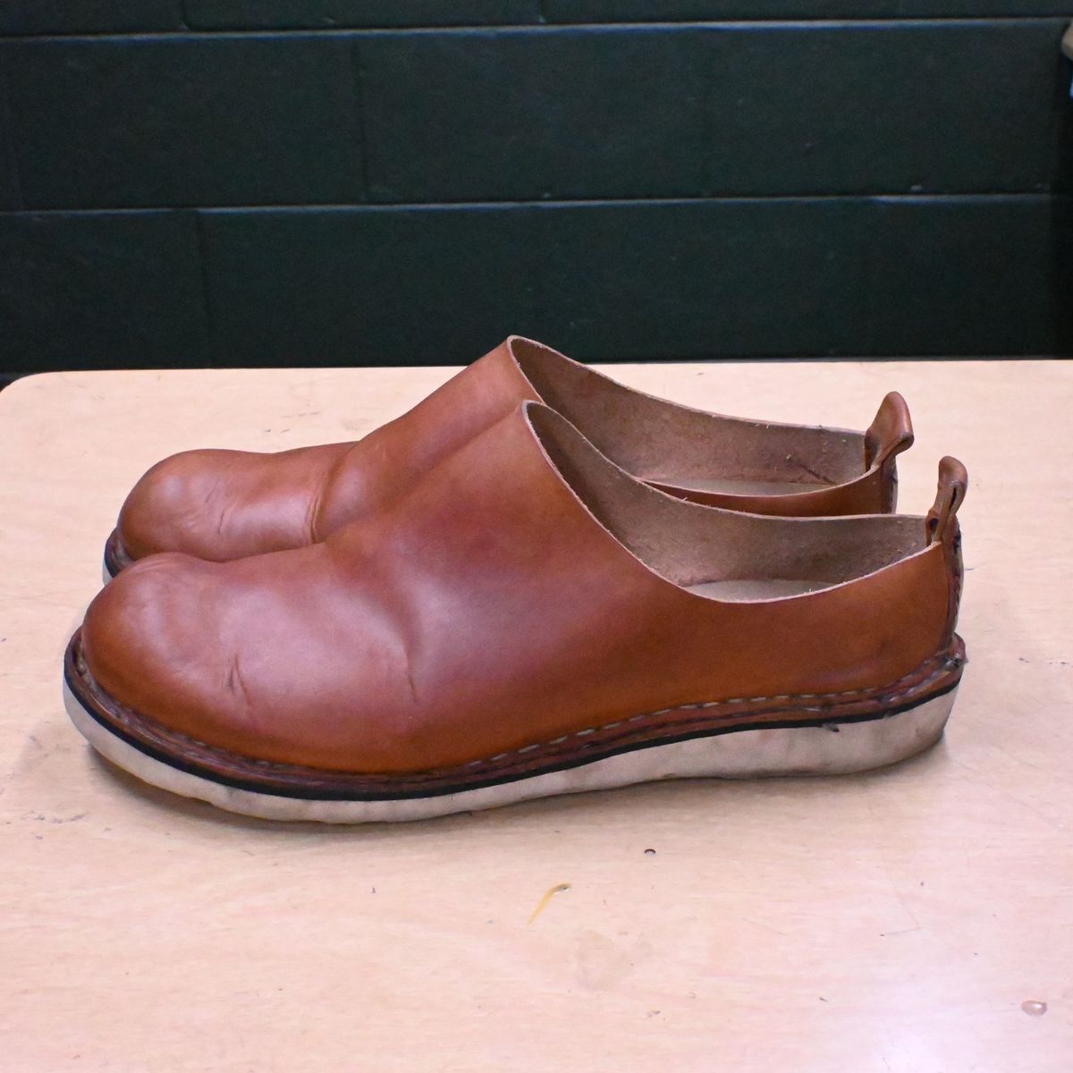 Photo by kristinr on January 3, 2024 of the Hook & Punch Mule in Conciera MPG Aragona English tan.