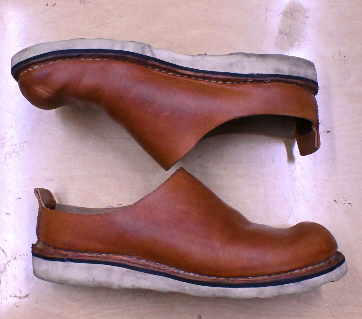 Photo by kristinr on January 3, 2024 of the Hook & Punch Mule in Conciera MPG Aragona English tan.