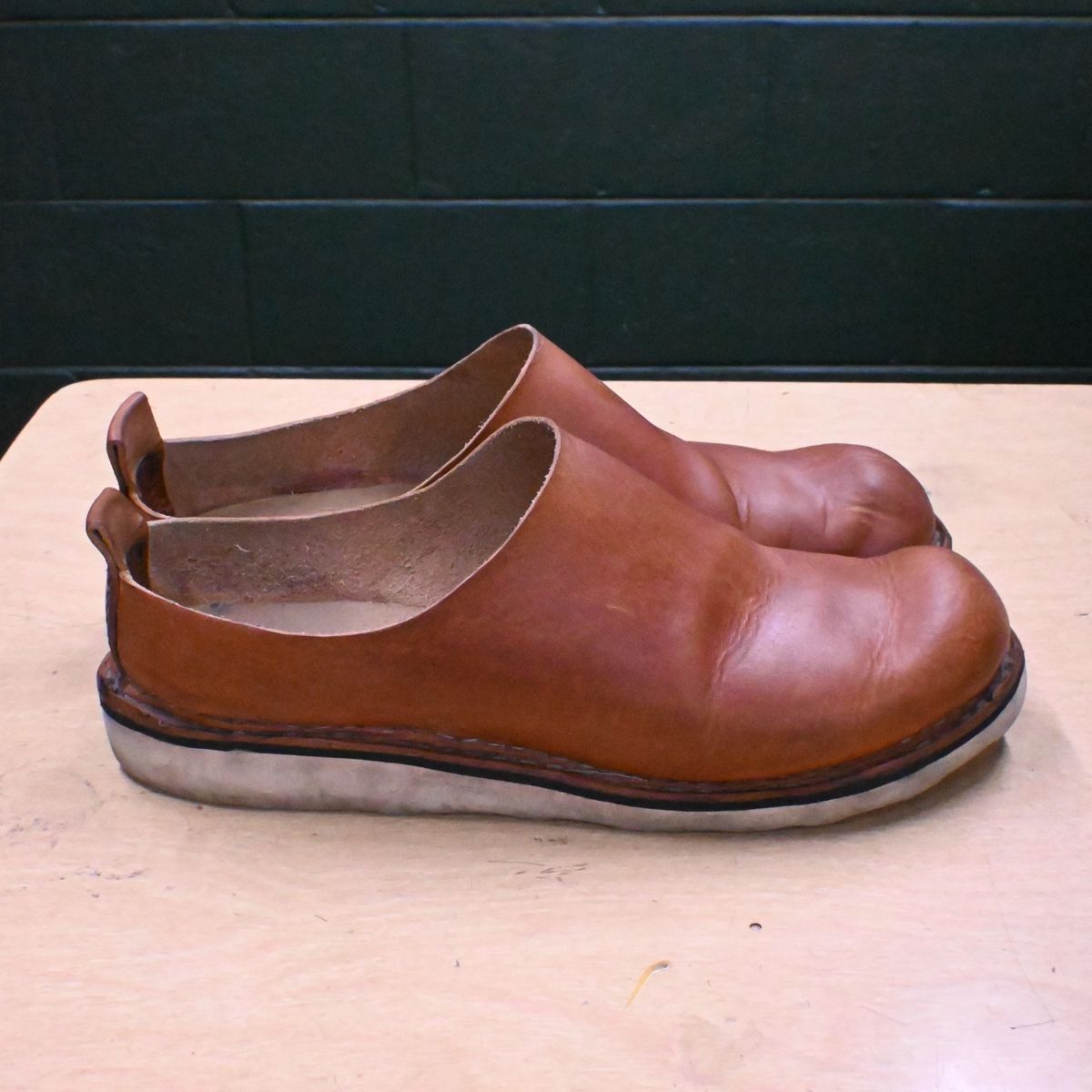 Photo by kristinr on January 3, 2024 of the Hook & Punch Mule in Conciera MPG Aragona English tan.
