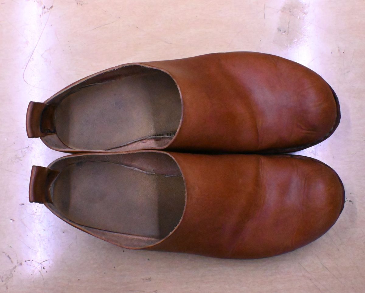 Photo by kristinr on January 3, 2024 of the Hook & Punch Mule in Conciera MPG Aragona English tan.