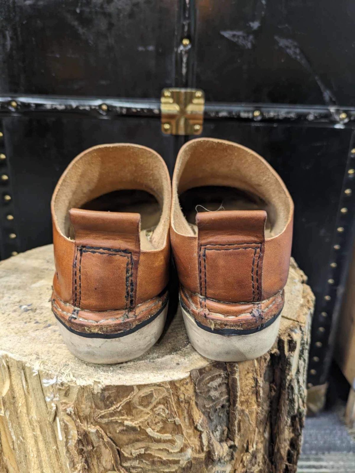 Photo by kristinr on February 2, 2024 of the Hook & Punch Mule in Conciera MPG Aragona English tan.