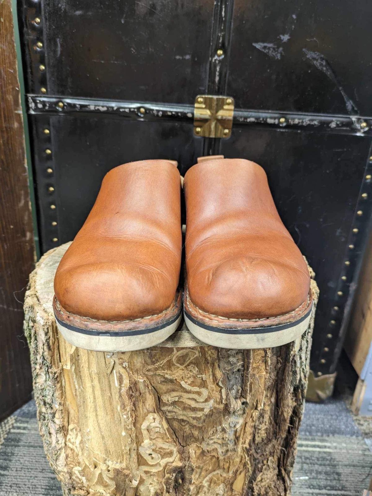 Photo by kristinr on February 2, 2024 of the Hook & Punch Mule in Conciera MPG Aragona English tan.