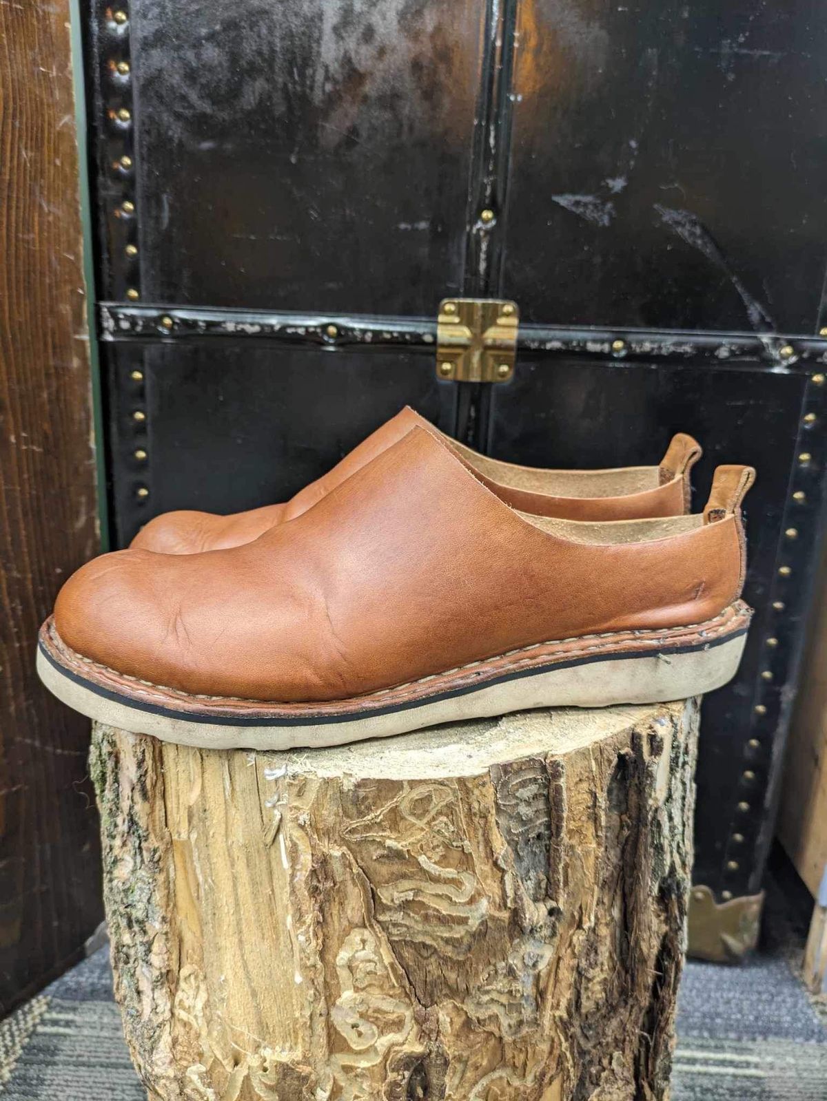 Photo by kristinr on February 2, 2024 of the Hook & Punch Mule in Conciera MPG Aragona English tan.