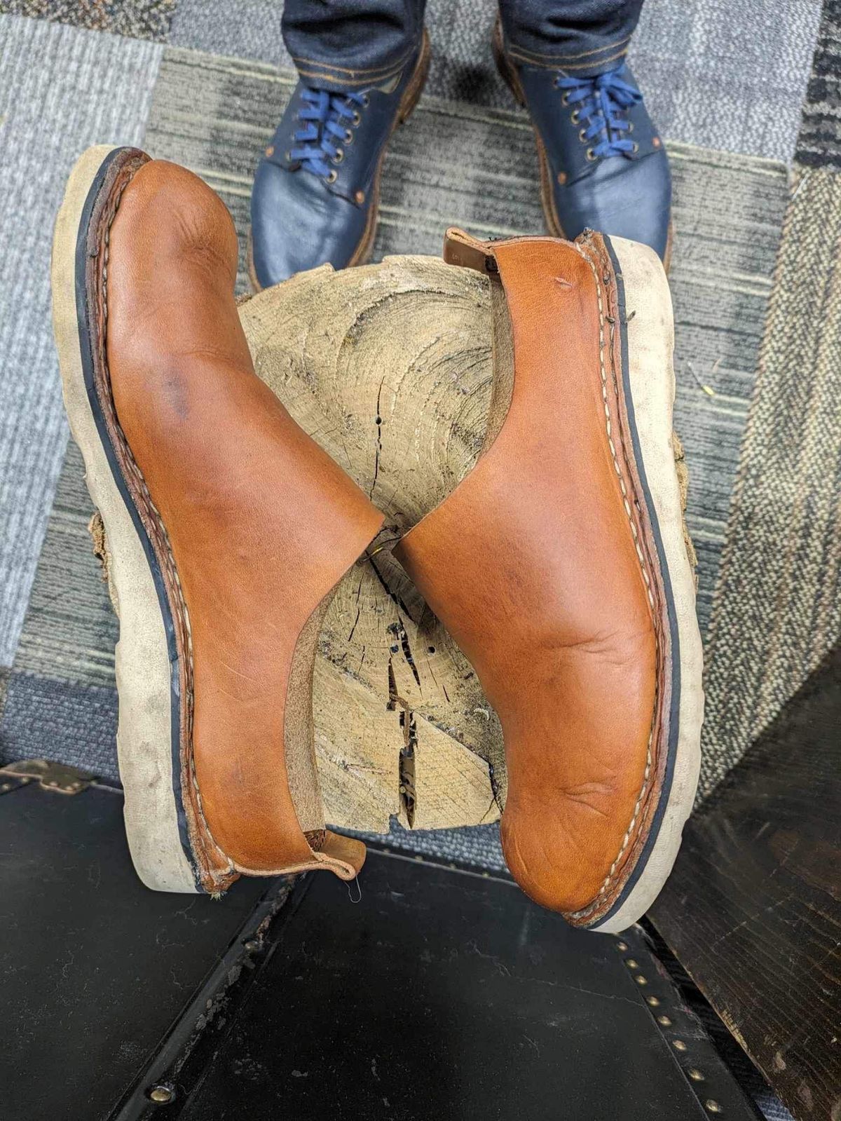Photo by kristinr on February 2, 2024 of the Hook & Punch Mule in Conciera MPG Aragona English tan.