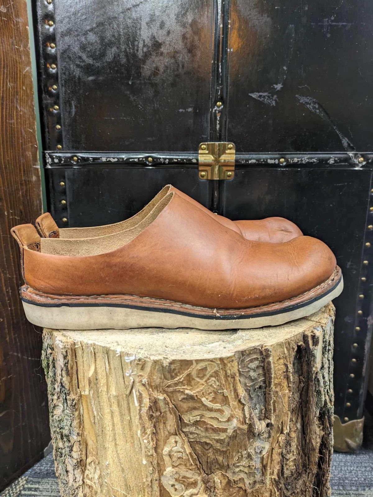 Photo by kristinr on February 2, 2024 of the Hook & Punch Mule in Conciera MPG Aragona English tan.