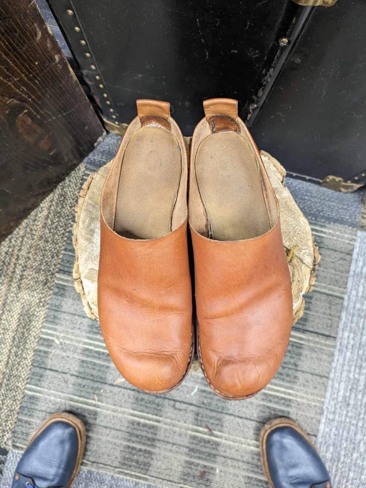 Photo by kristinr on February 2, 2024 of the Hook & Punch Mule in Conciera MPG Aragona English tan.