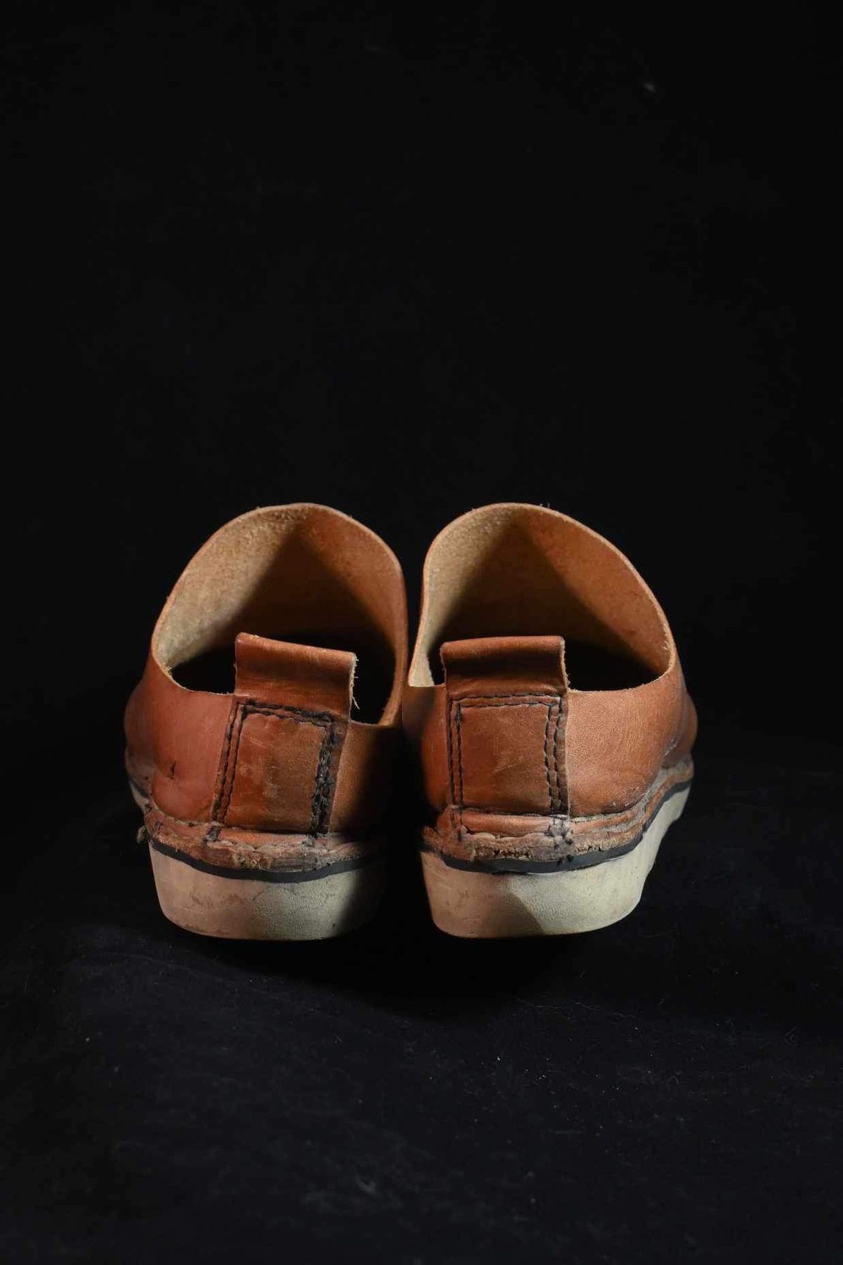 Photo by kristinr on March 2, 2024 of the Hook & Punch Mule in Conciera MPG Aragona English tan.