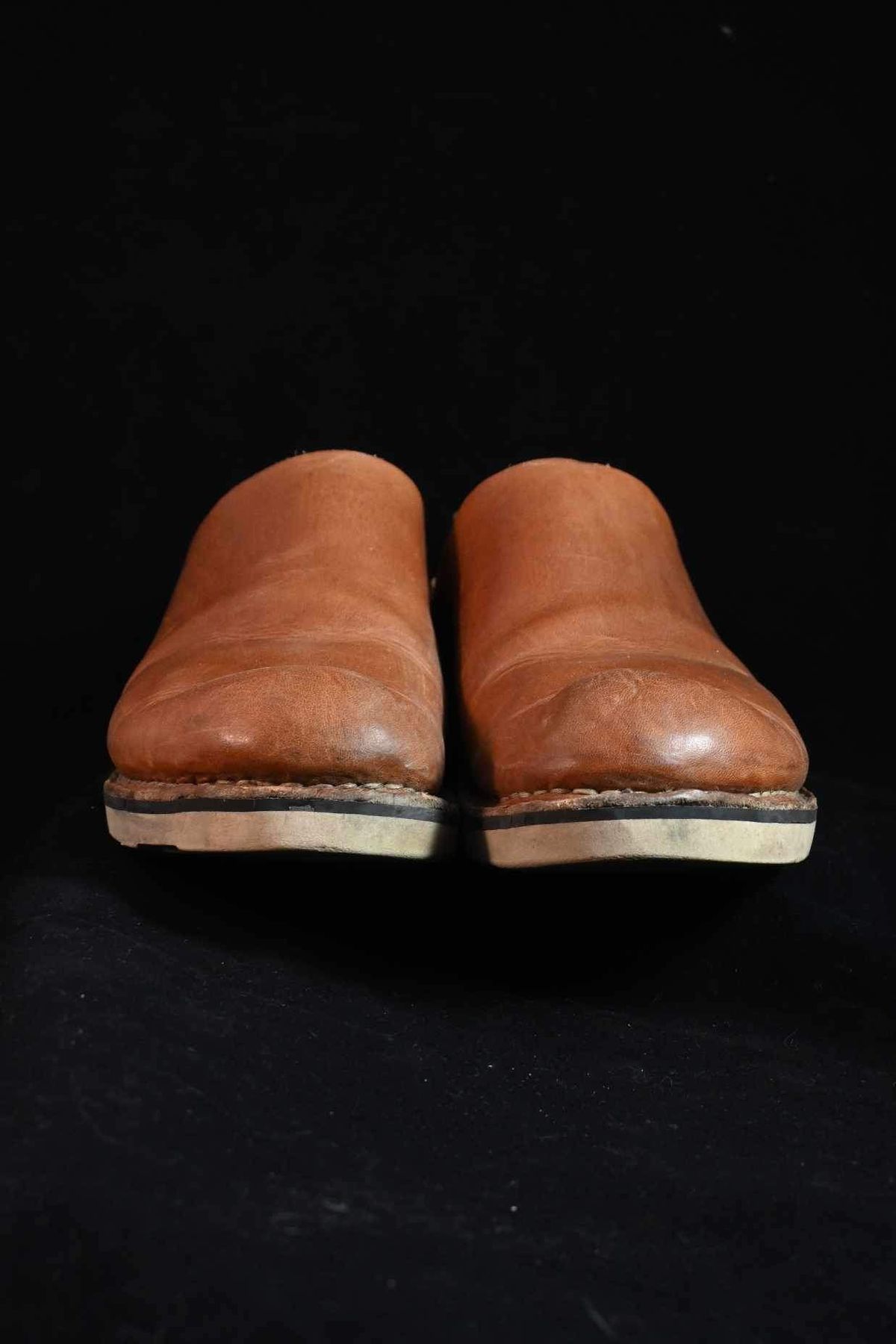 Photo by kristinr on March 2, 2024 of the Hook & Punch Mule in Conciera MPG Aragona English tan.