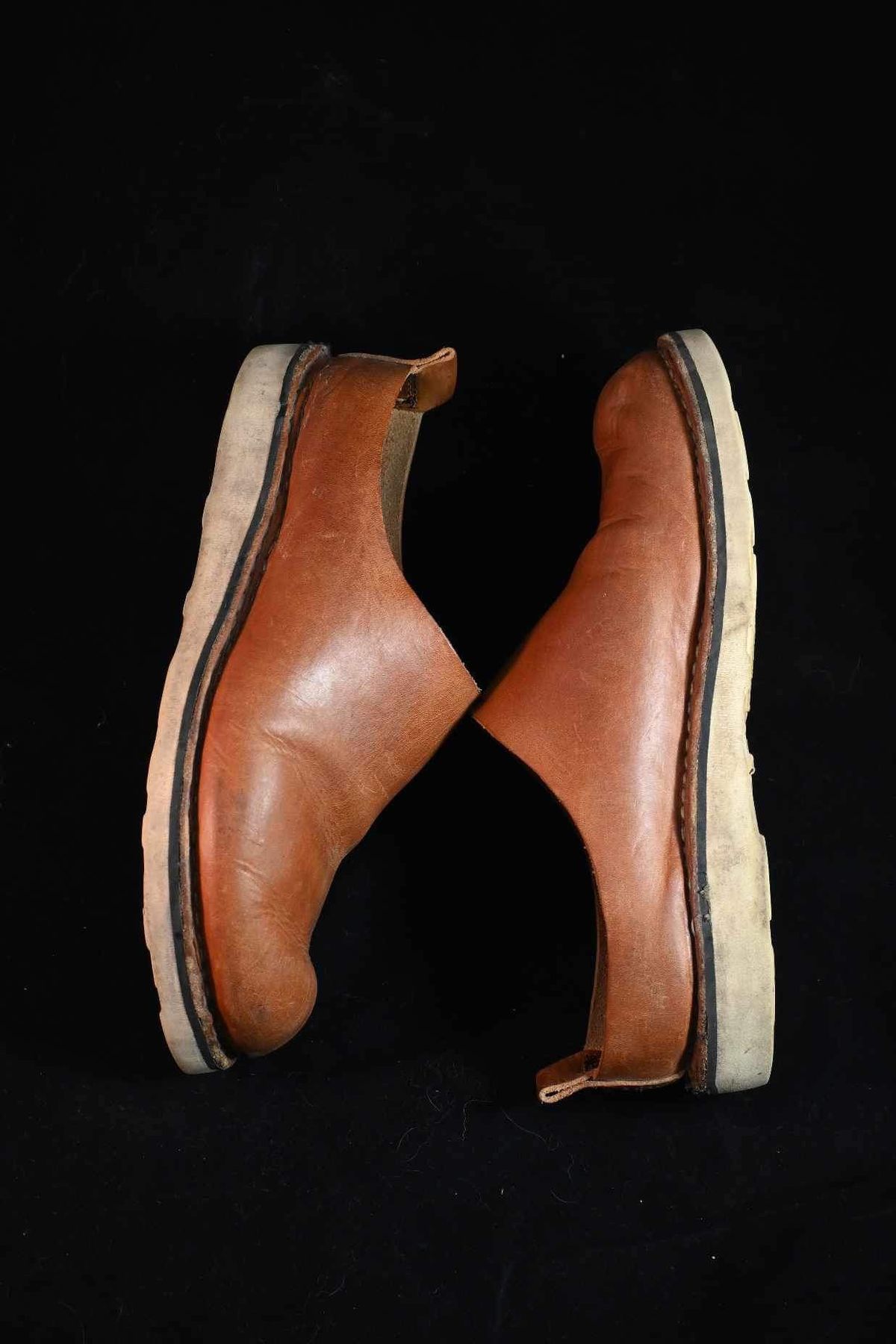 Photo by kristinr on March 2, 2024 of the Hook & Punch Mule in Conciera MPG Aragona English tan.