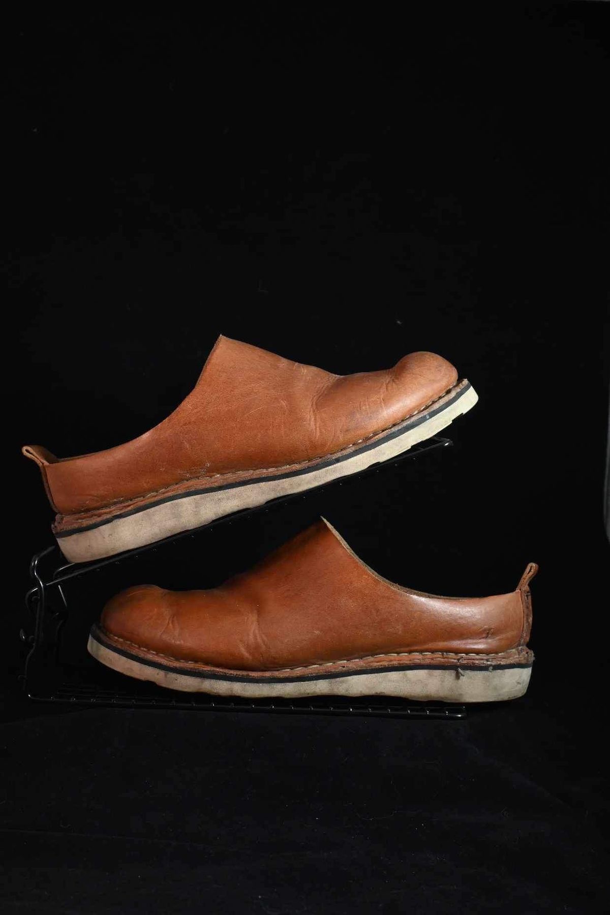 Photo by kristinr on March 2, 2024 of the Hook & Punch Mule in Conciera MPG Aragona English tan.