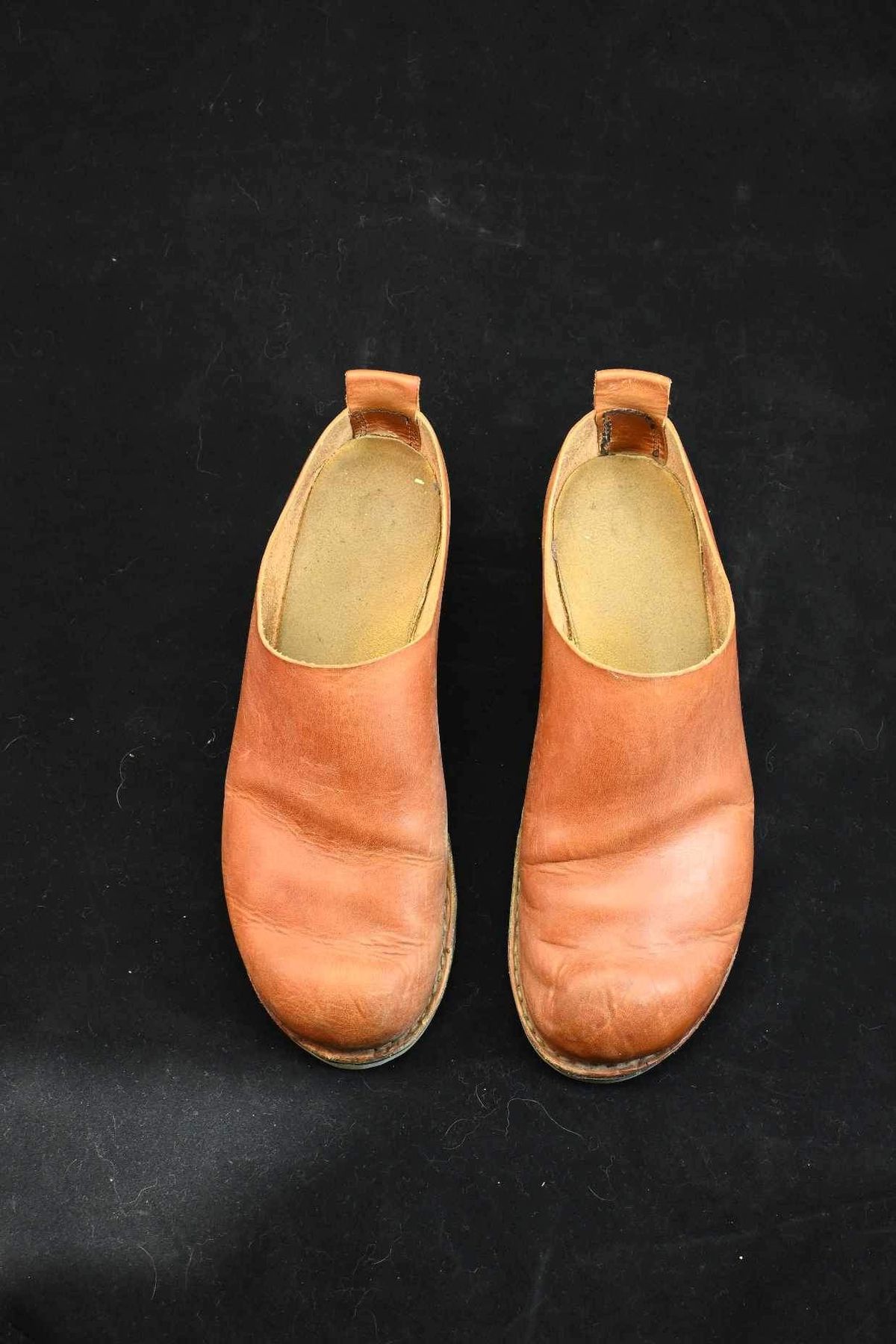 Photo by kristinr on March 2, 2024 of the Hook & Punch Mule in Conciera MPG Aragona English tan.