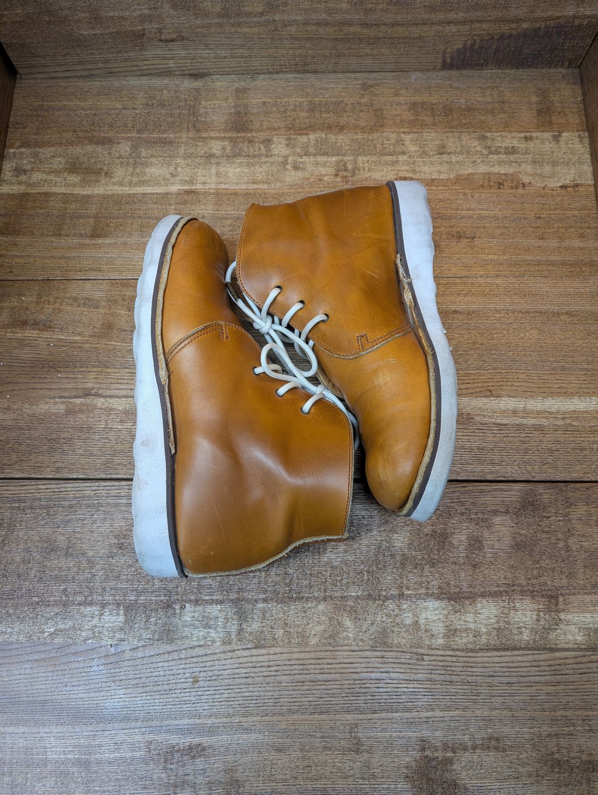Photo by kristinr on December 4, 2024 of the Hook & Punch Chukka V2 in Horween Sunflower cavalier.