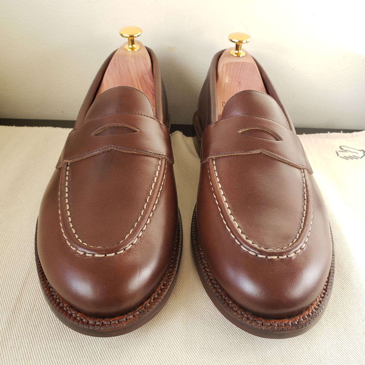 Photo by cgsteps94 on October 2, 2022 of the Grant Stone Traveler Penny in Horween Crimson Chromexcel.