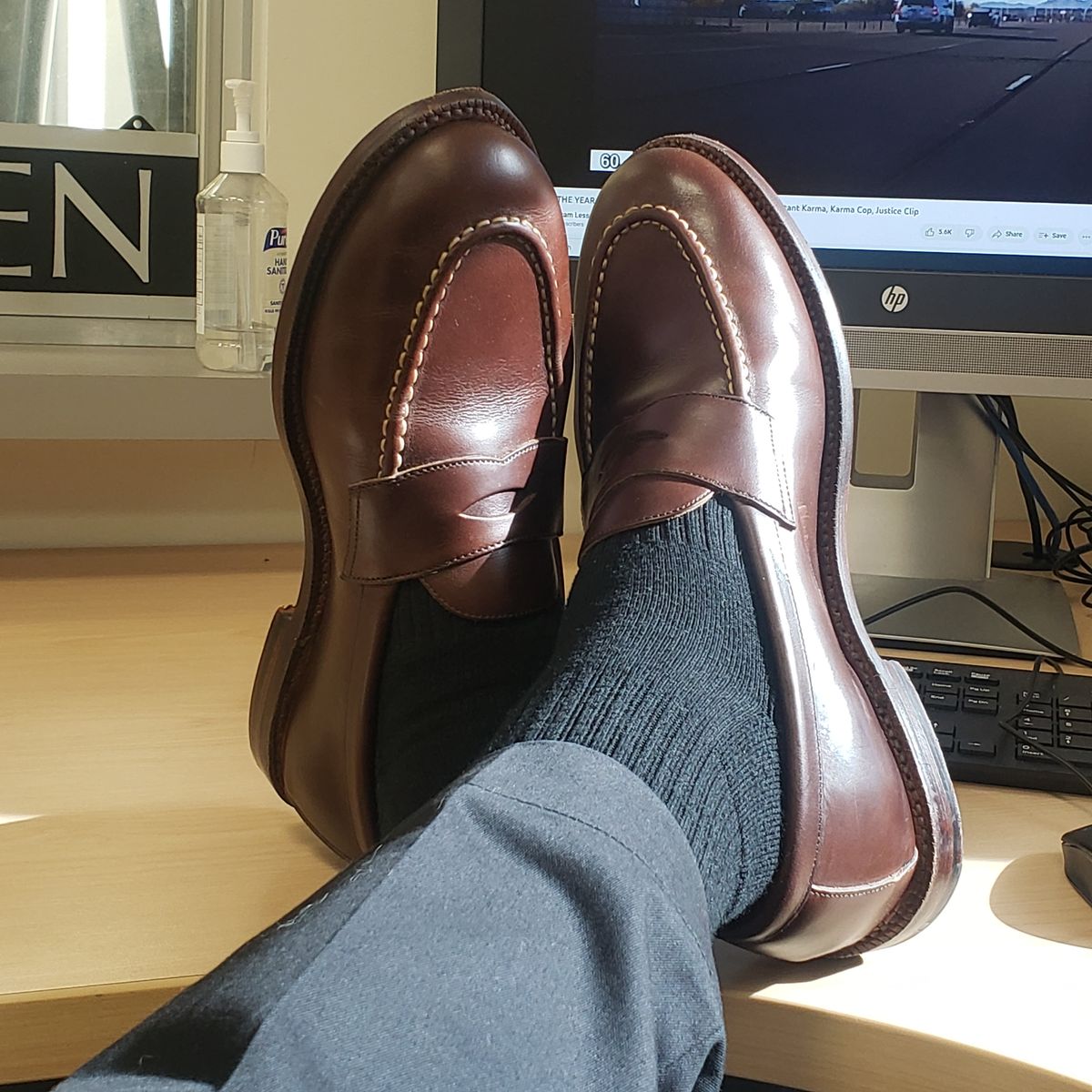 Photo by cgsteps94 on February 4, 2023 of the Grant Stone Traveler Penny in Horween Crimson Chromexcel.