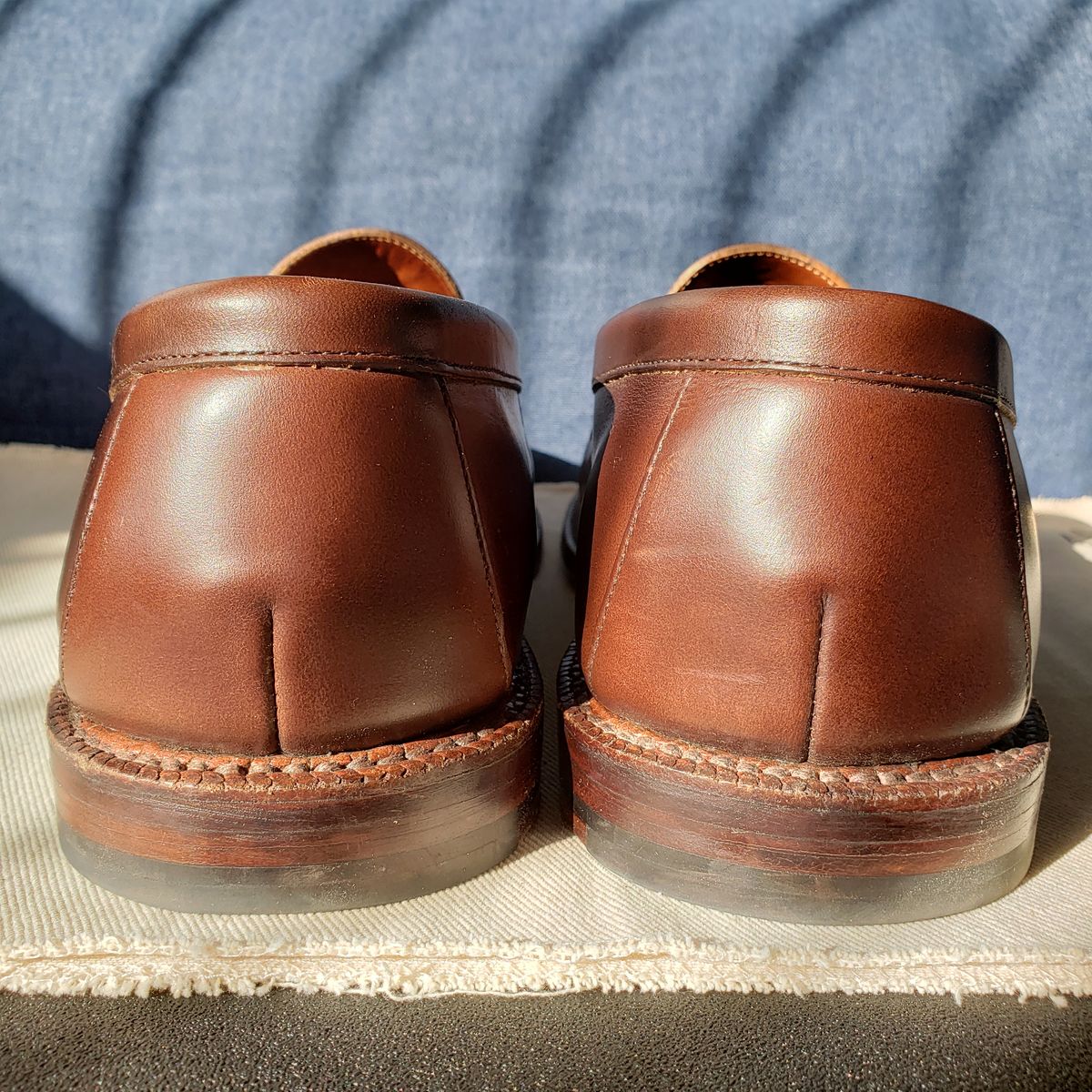 Photo by cgsteps94 on February 4, 2023 of the Grant Stone Traveler Penny in Horween Crimson Chromexcel.