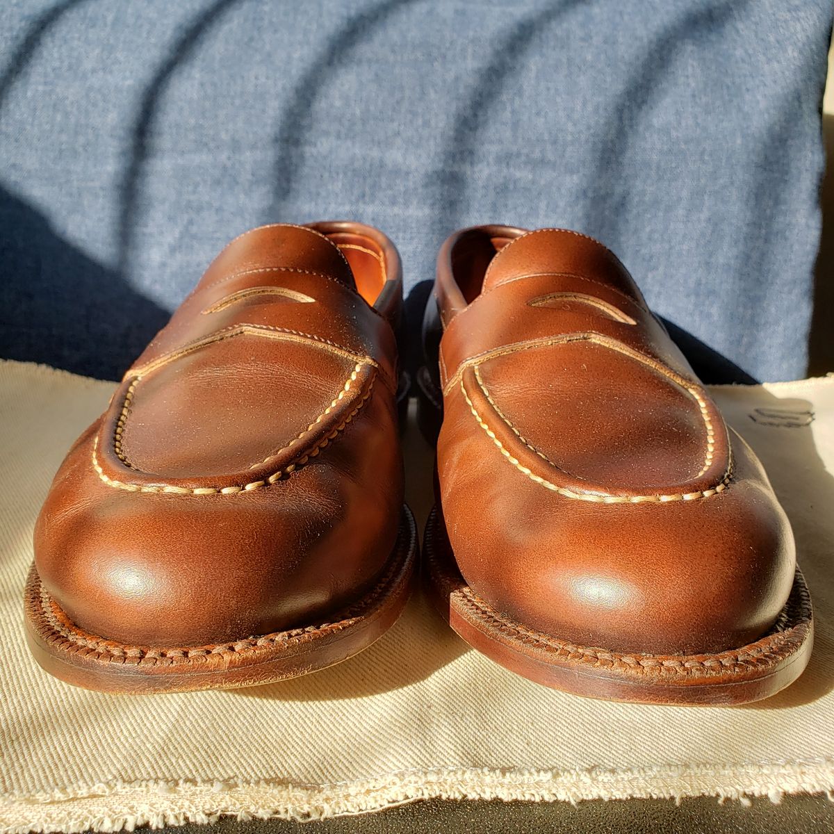 Photo by cgsteps94 on February 4, 2023 of the Grant Stone Traveler Penny in Horween Crimson Chromexcel.
