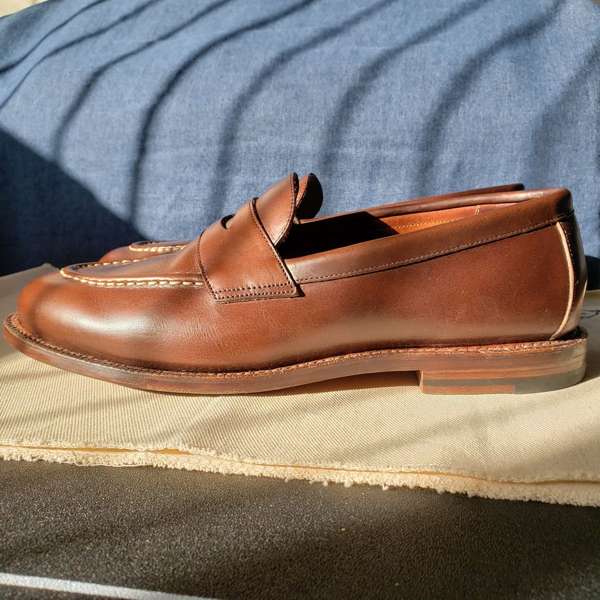 Photo by cgsteps94 on February 4, 2023 of the Grant Stone Traveler Penny in Horween Crimson Chromexcel.
