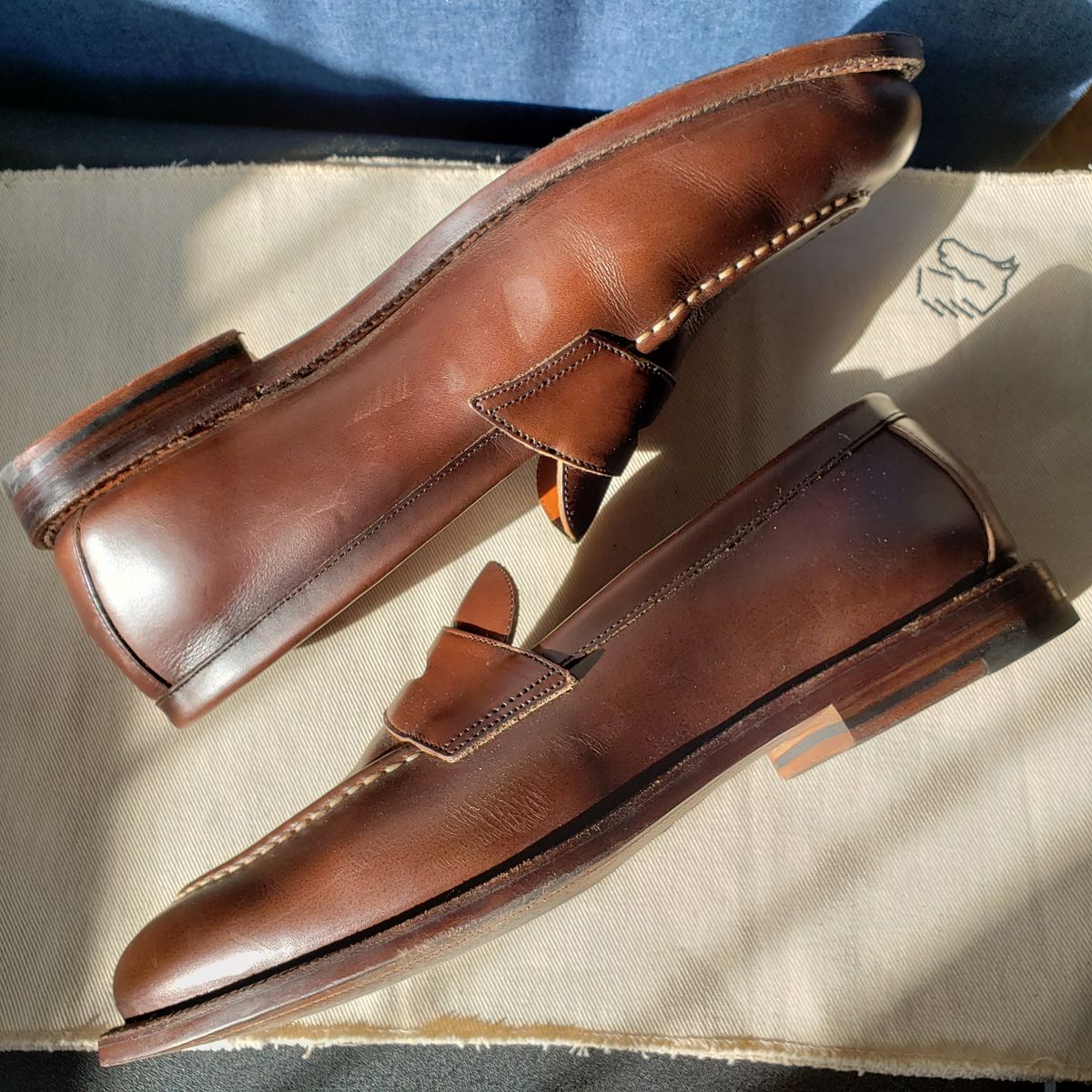 Photo by cgsteps94 on February 4, 2023 of the Grant Stone Traveler Penny in Horween Crimson Chromexcel.