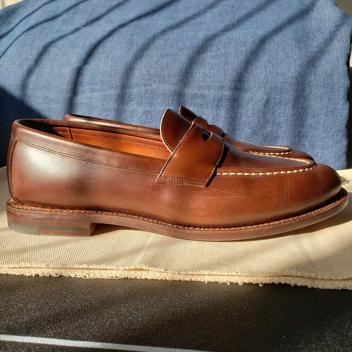 Photo by cgsteps94 on February 4, 2023 of the Grant Stone Traveler Penny in Horween Crimson Chromexcel.