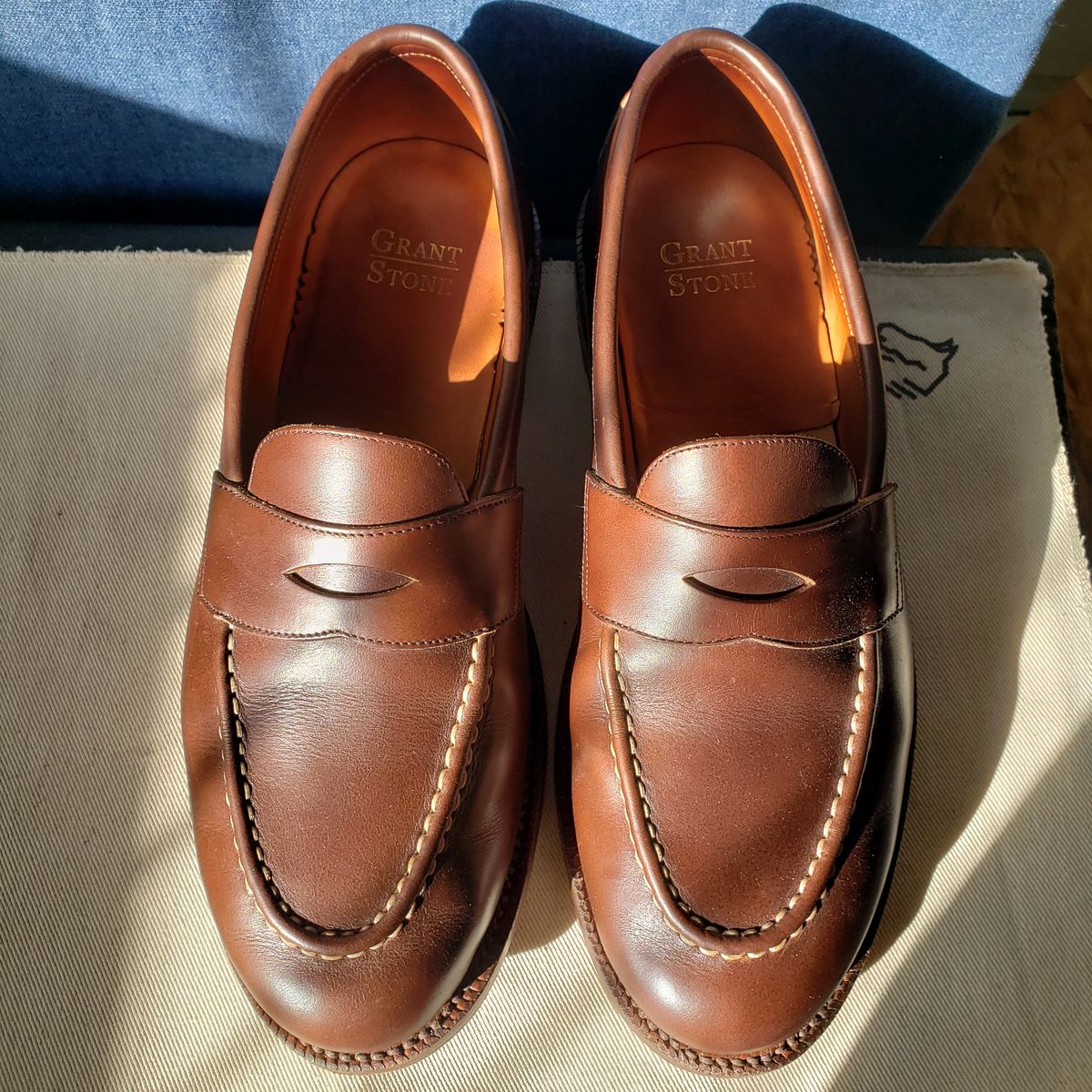 Photo by cgsteps94 on February 4, 2023 of the Grant Stone Traveler Penny in Horween Crimson Chromexcel.
