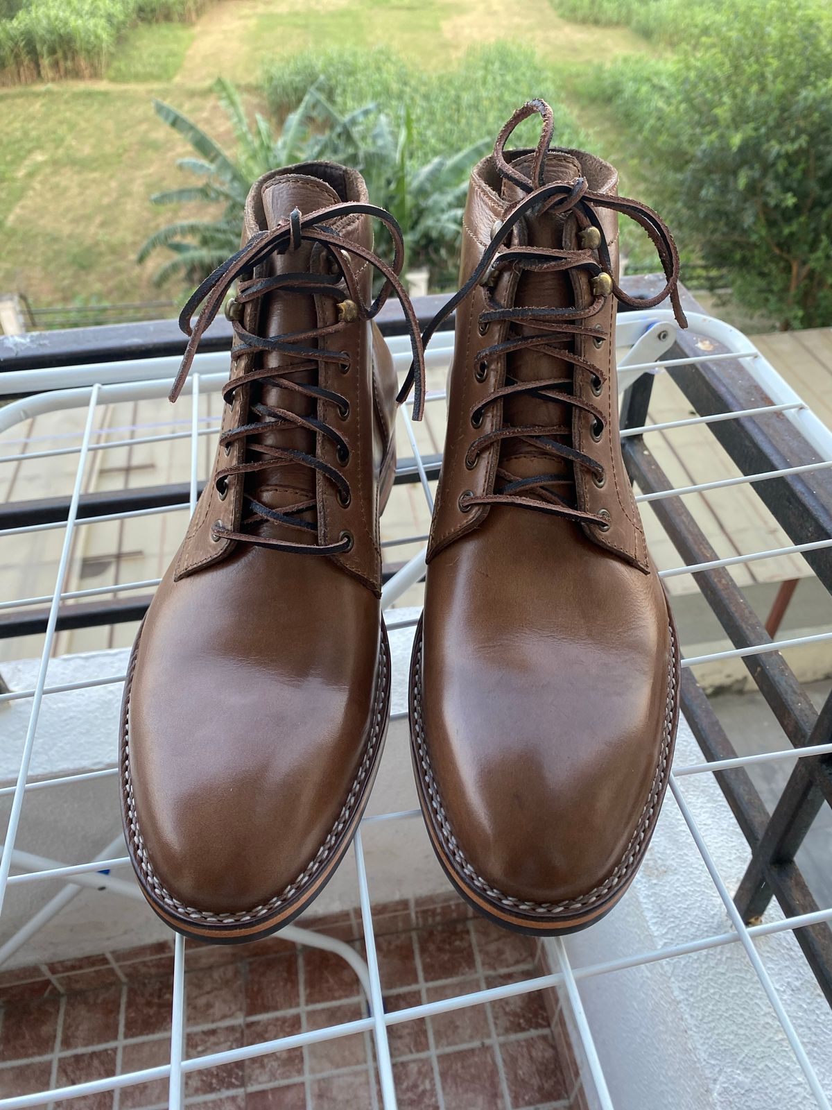 Photo by iPradeep on October 5, 2022 of the Blkbrd Shoemaker Rudiger Service Boot in Horween Natural Chromexcel.
