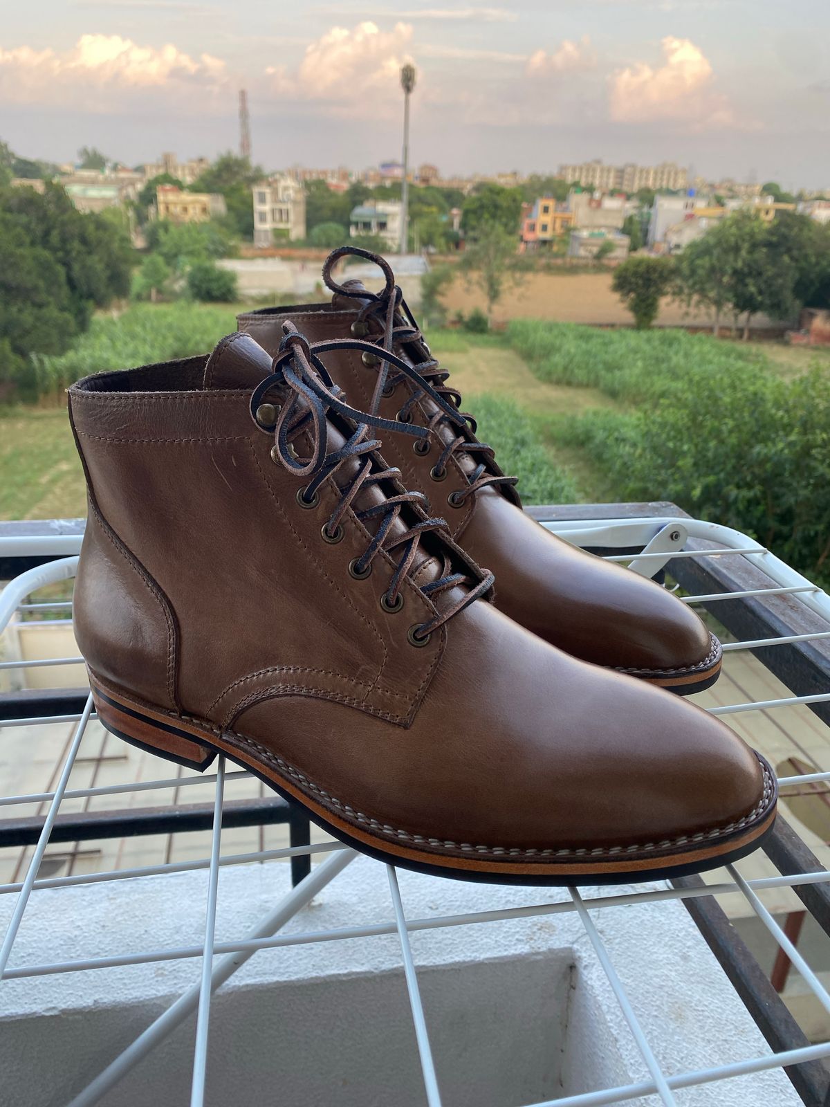 Photo by iPradeep on October 5, 2022 of the Blkbrd Shoemaker Rudiger Service Boot in Horween Natural Chromexcel.