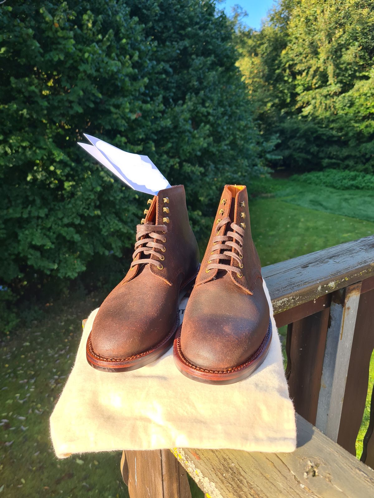 Photo by kamikazegeko on October 1, 2023 of the Grant Stone Edward Boot in C.F. Stead Tobacco Waxy Commander Suede.