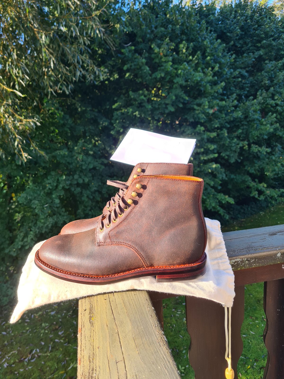 Photo by kamikazegeko on October 1, 2023 of the Grant Stone Edward Boot in C.F. Stead Tobacco Waxy Commander Suede.