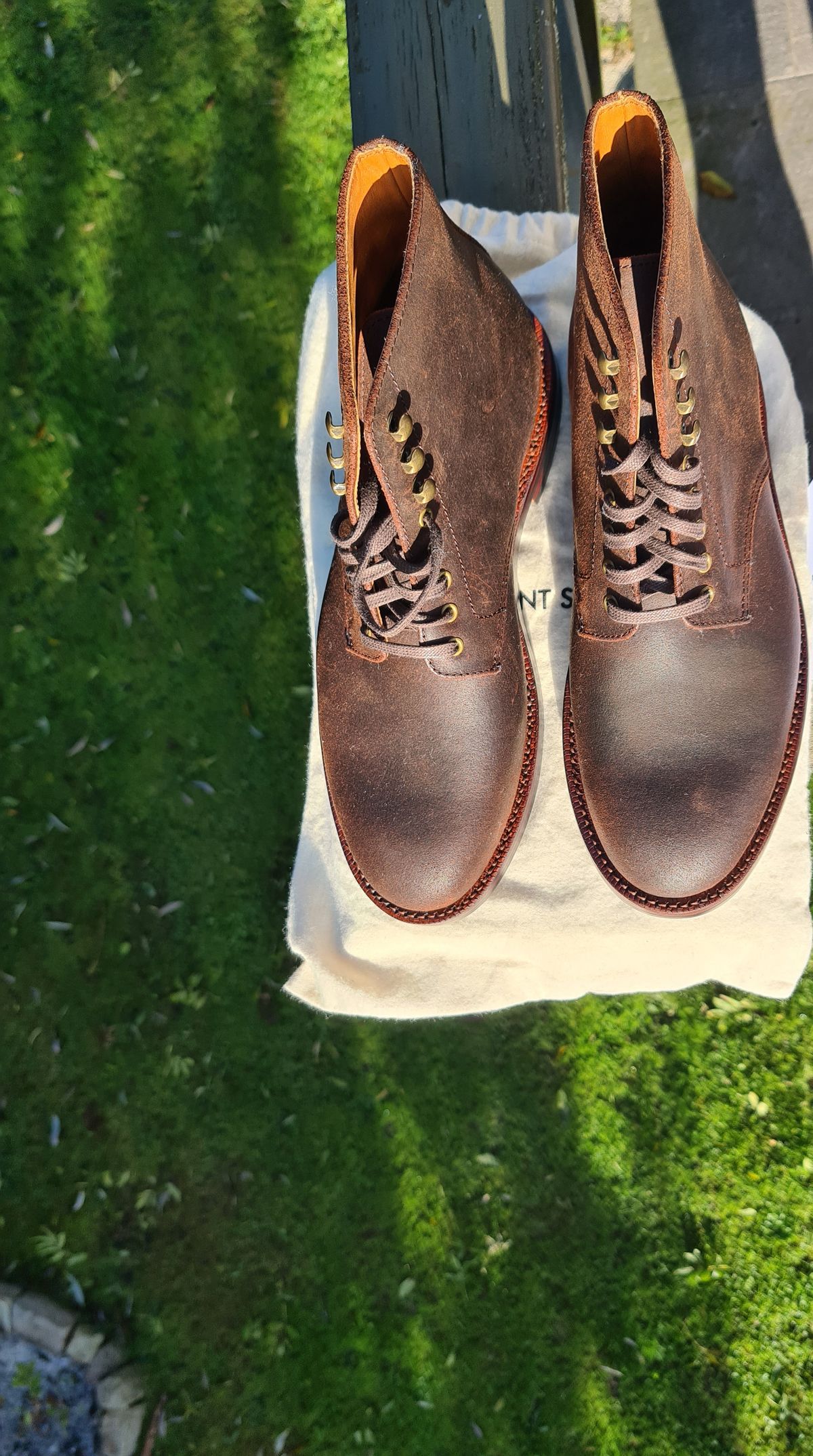 Photo by kamikazegeko on October 1, 2023 of the Grant Stone Edward Boot in C.F. Stead Tobacco Waxy Commander Suede.