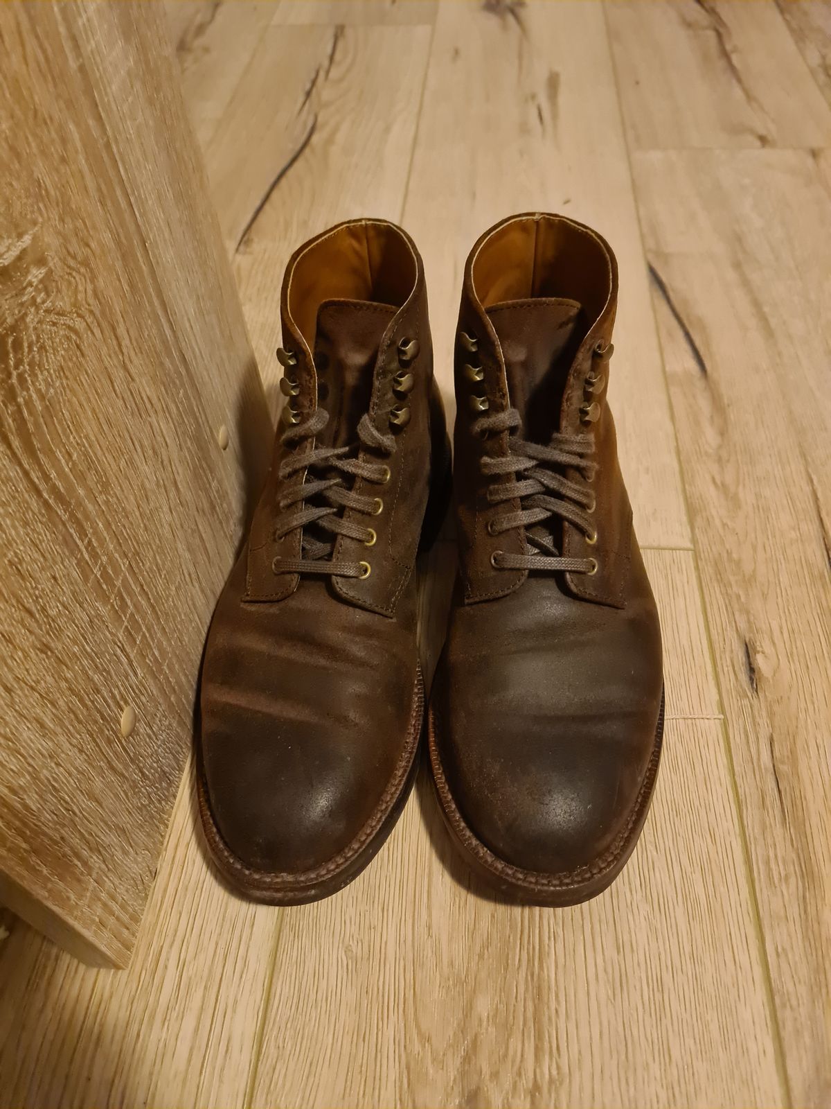 Photo by kamikazegeko on November 2, 2023 of the Grant Stone Edward Boot in C.F. Stead Tobacco Waxy Commander Suede.