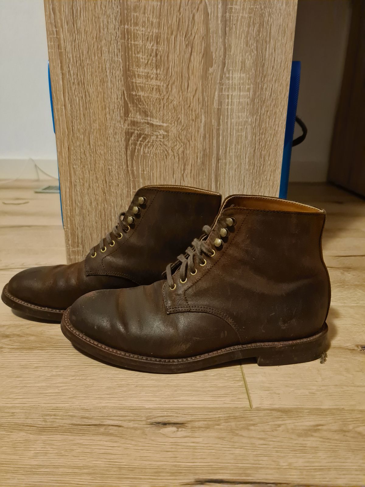 Photo by kamikazegeko on November 2, 2023 of the Grant Stone Edward Boot in C.F. Stead Tobacco Waxy Commander Suede.