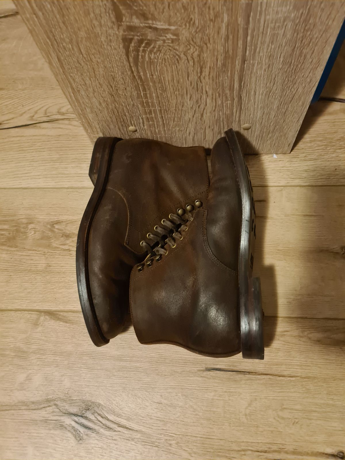 Photo by kamikazegeko on November 2, 2023 of the Grant Stone Edward Boot in C.F. Stead Tobacco Waxy Commander Suede.