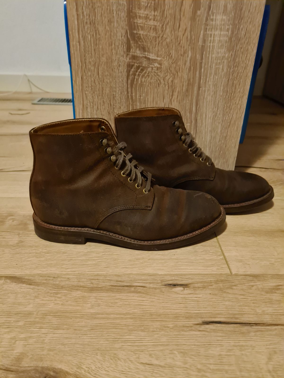 Photo by kamikazegeko on November 2, 2023 of the Grant Stone Edward Boot in C.F. Stead Tobacco Waxy Commander Suede.