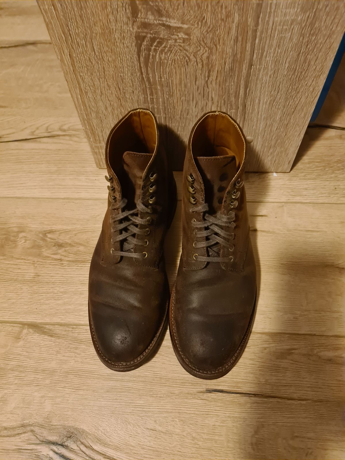 Photo by kamikazegeko on November 2, 2023 of the Grant Stone Edward Boot in C.F. Stead Tobacco Waxy Commander Suede.