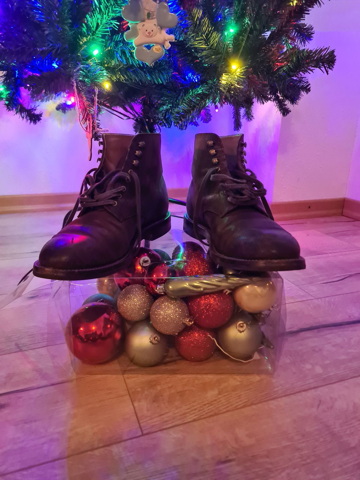 Photo by kamikazegeko on December 4, 2023 of the Grant Stone Edward Boot in C.F. Stead Tobacco Waxy Commander Suede.