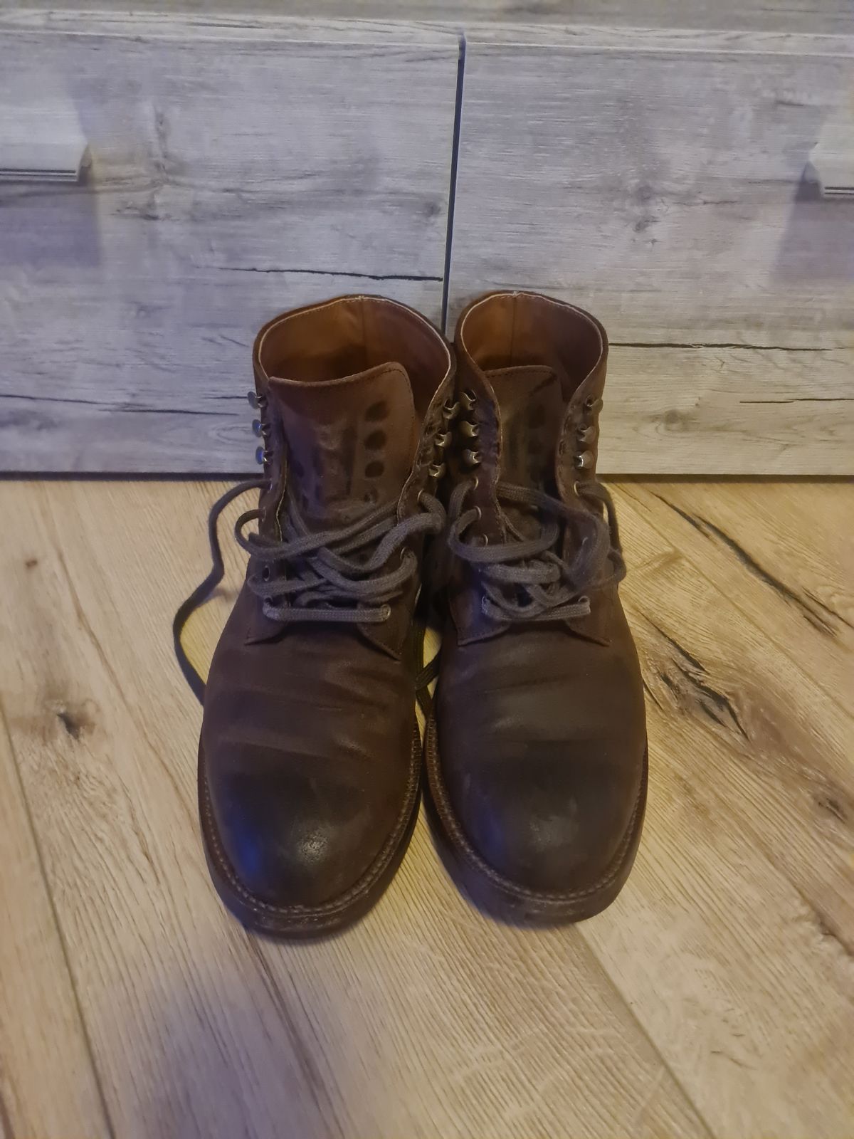 Photo by kamikazegeko on December 4, 2023 of the Grant Stone Edward Boot in C.F. Stead Tobacco Waxy Commander Suede.