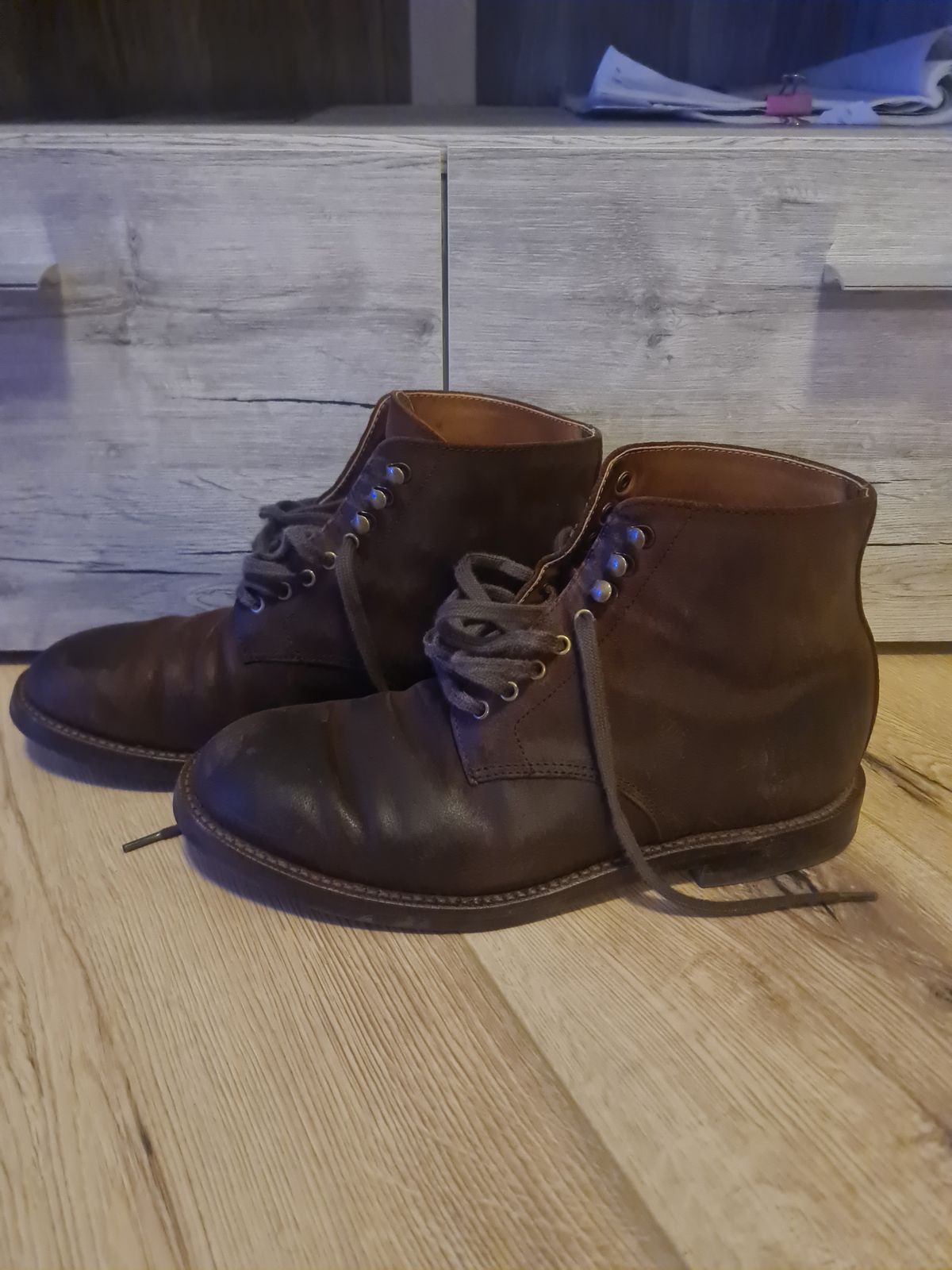 Photo by kamikazegeko on December 4, 2023 of the Grant Stone Edward Boot in C.F. Stead Tobacco Waxy Commander Suede.