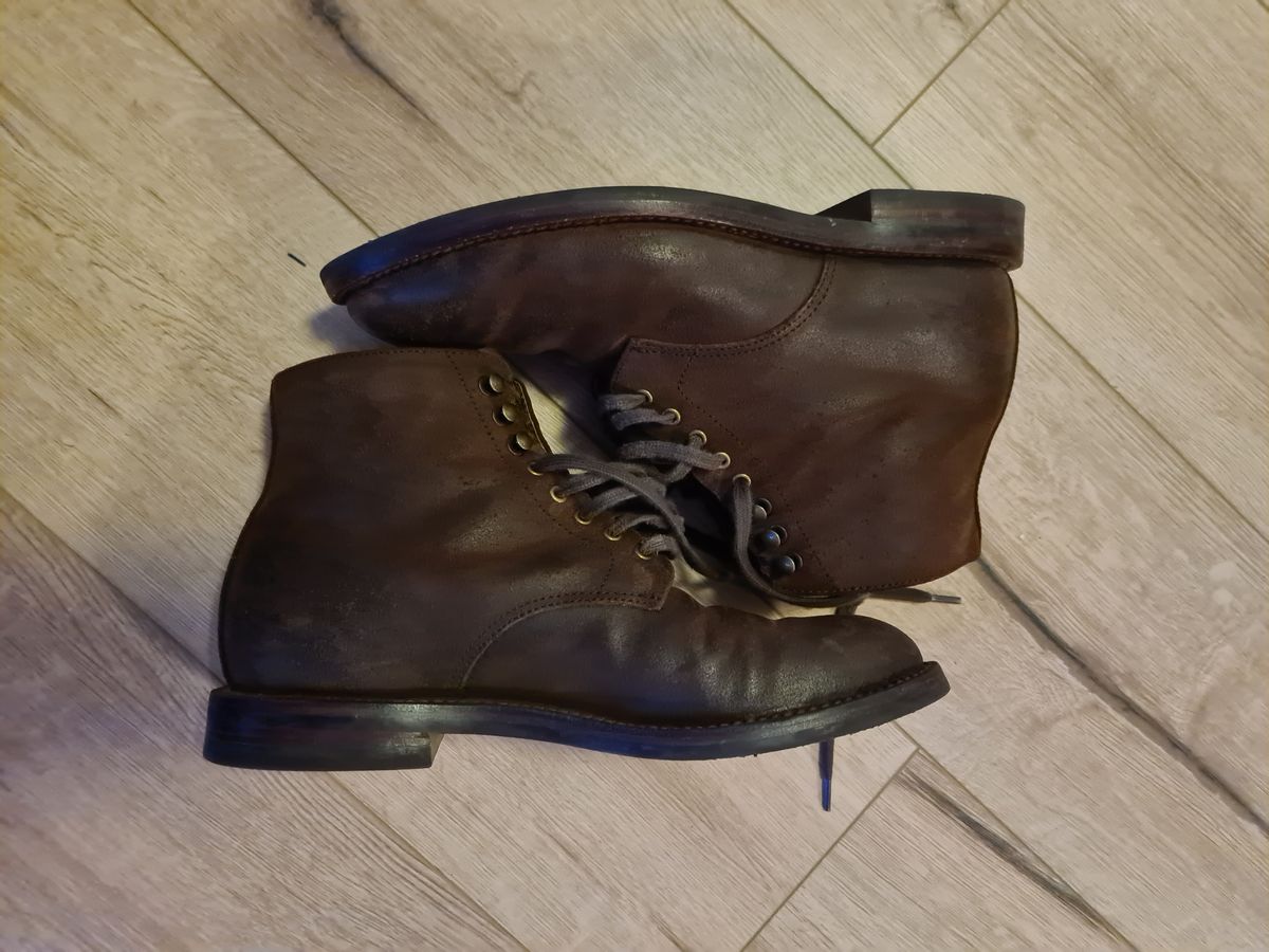 Photo by kamikazegeko on December 4, 2023 of the Grant Stone Edward Boot in C.F. Stead Tobacco Waxy Commander Suede.