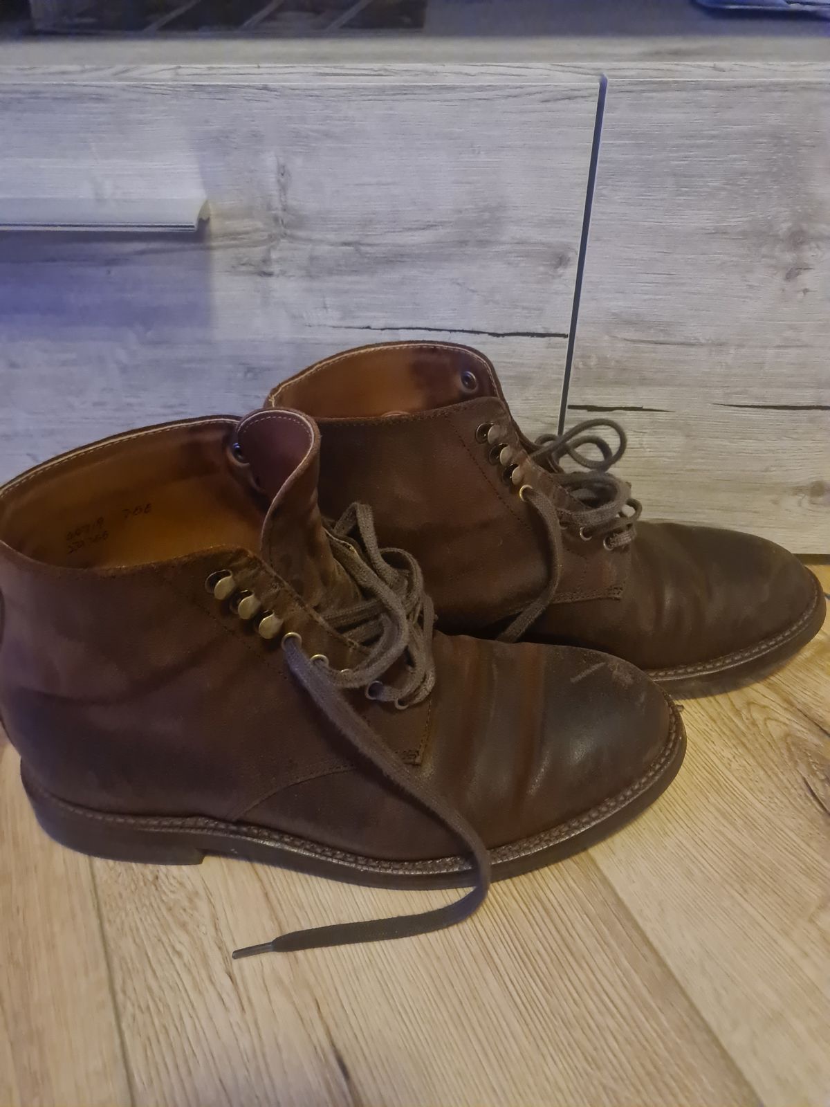 Photo by kamikazegeko on December 4, 2023 of the Grant Stone Edward Boot in C.F. Stead Tobacco Waxy Commander Suede.