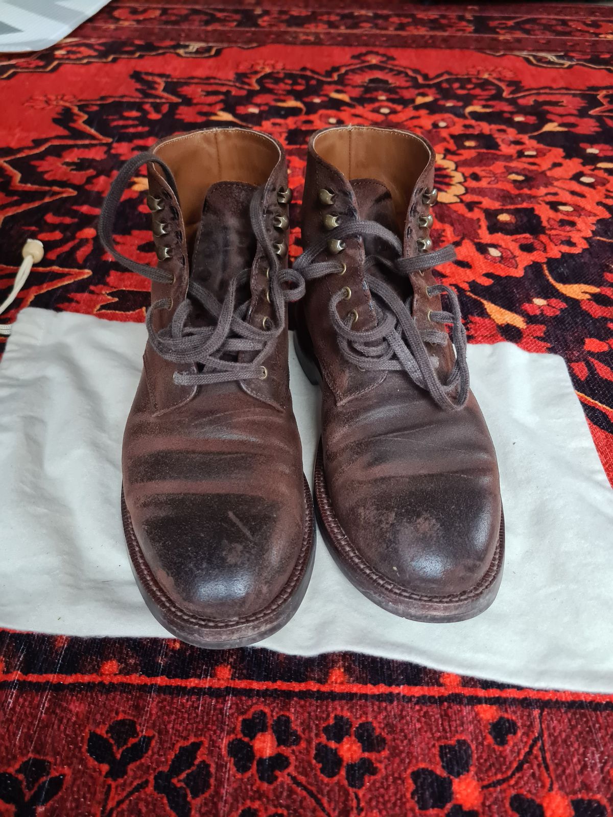 Photo by kamikazegeko on January 4, 2024 of the Grant Stone Edward Boot in C.F. Stead Tobacco Waxy Commander Suede.