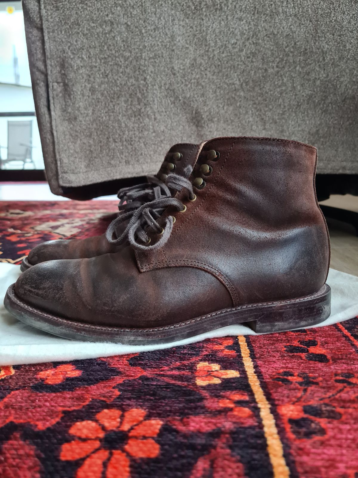 Photo by kamikazegeko on January 4, 2024 of the Grant Stone Edward Boot in C.F. Stead Tobacco Waxy Commander Suede.