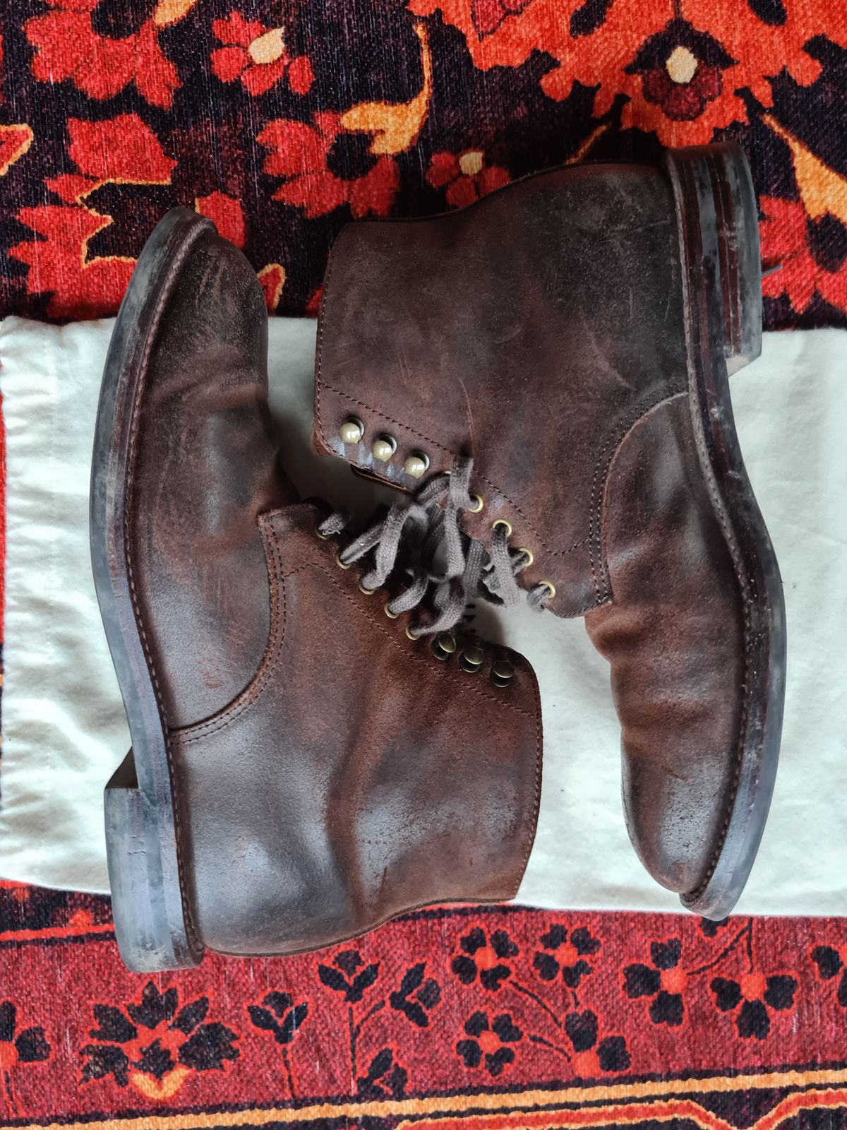 Photo by kamikazegeko on January 4, 2024 of the Grant Stone Edward Boot in C.F. Stead Tobacco Waxy Commander Suede.