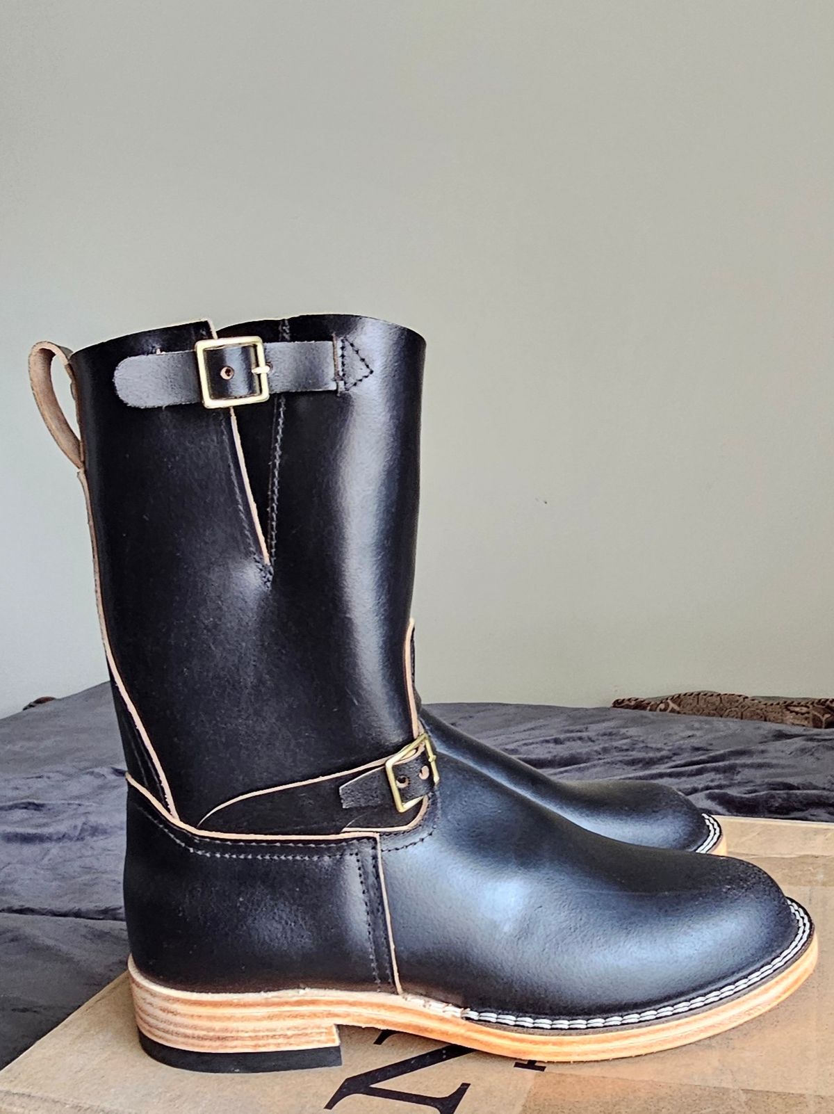Photo by Spoon on October 2, 2024 of the Nicks Pullman in Horween Black Waxed Flesh.