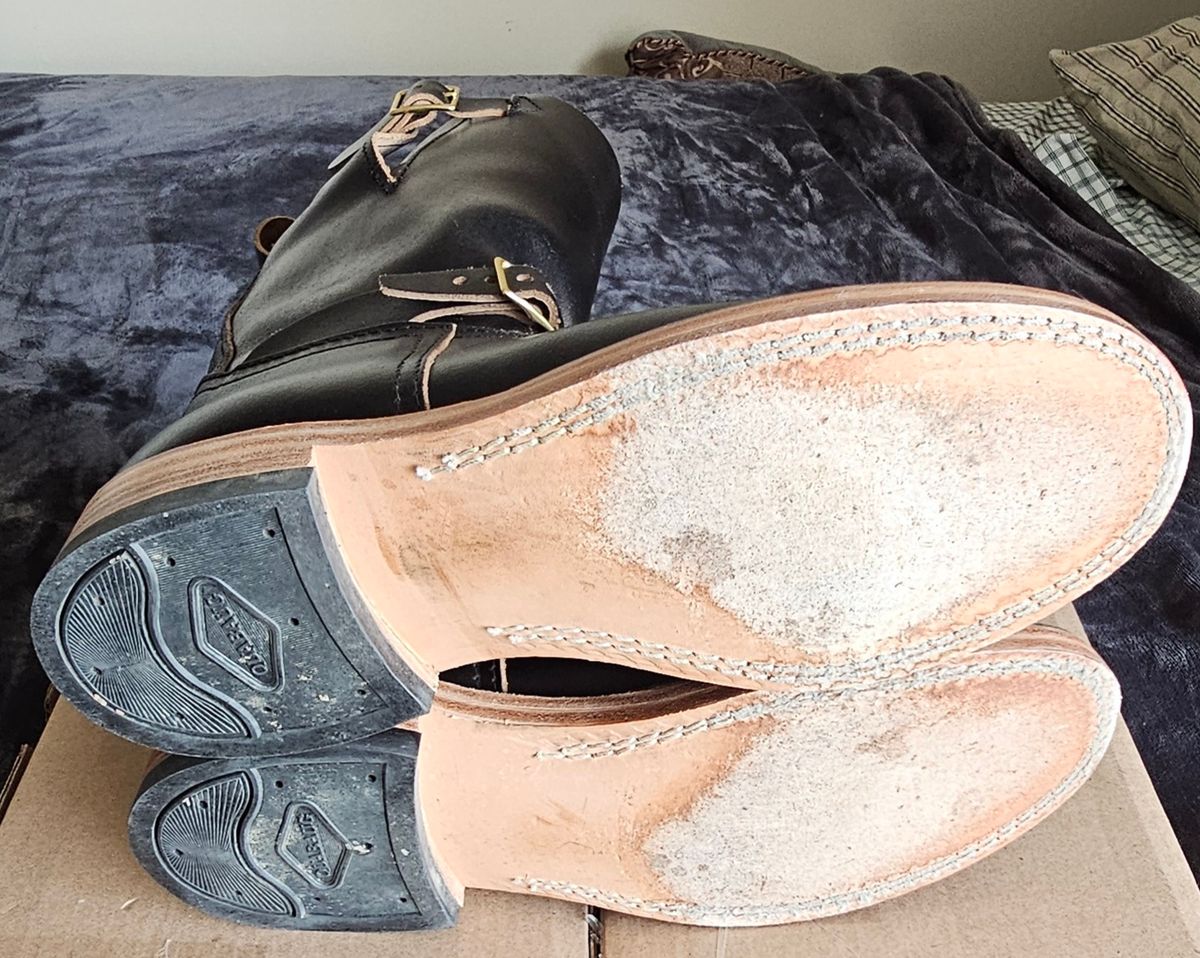 Photo by Spoon on January 5, 2025 of the Nicks Pullman in Horween Black Waxed Flesh.
