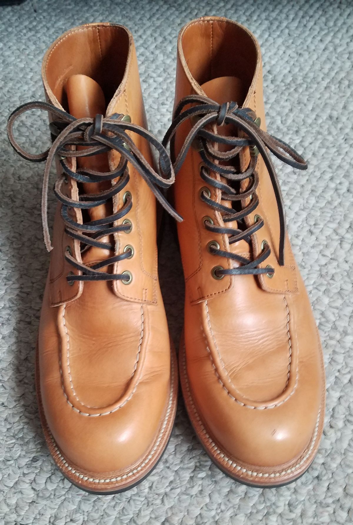 Photo by Spoon on November 11, 2022 of the Grant Stone Brass Boot in Horween English Tan Essex.