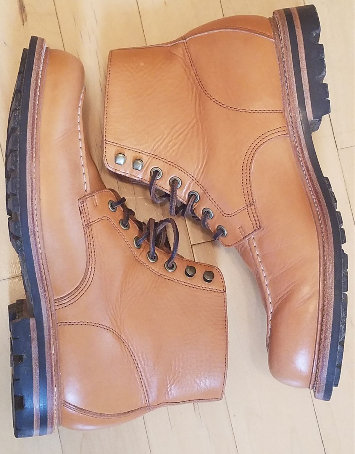 Photo by Spoon on January 2, 2023 of the Grant Stone Brass Boot in Horween English Tan Essex.