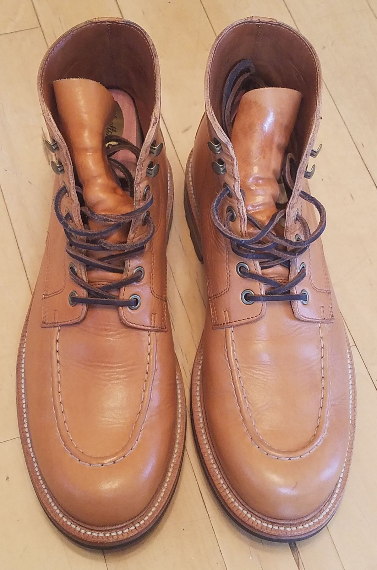 Photo by Spoon on January 2, 2023 of the Grant Stone Brass Boot in Horween English Tan Essex.