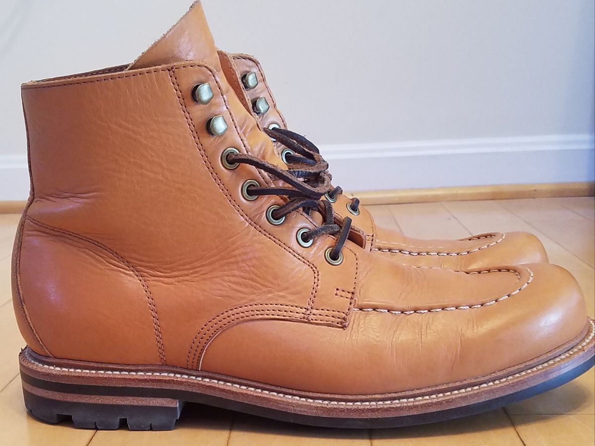 Photo by Spoon on March 4, 2023 of the Grant Stone Brass Boot in Horween English Tan Essex.