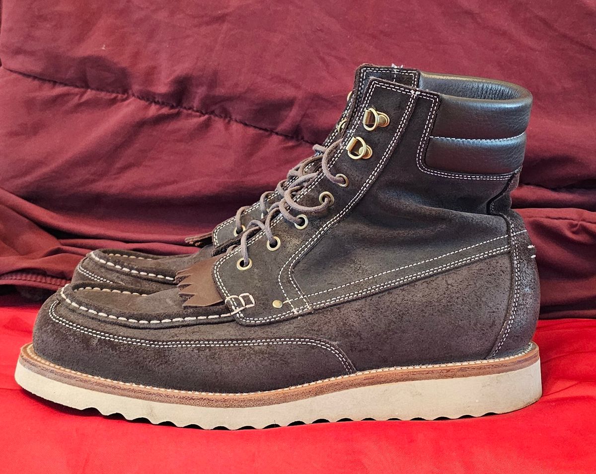 Photo by Spoon on April 5, 2024 of the Grant Stone Field Boot in C.F. Stead Earth Waxy Commander Suede.