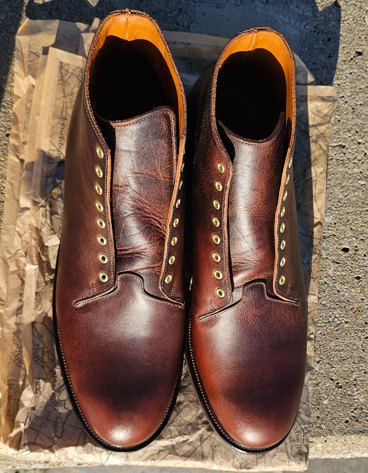 Photo by Spoon on October 1, 2023 of the Viberg Wholecut Derby Boot in Horween Rowdy Dachshund.